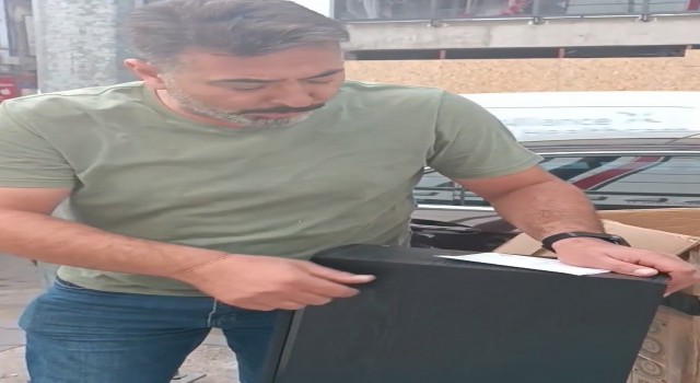 Firma yetkililerine kızdı, ses sistemini mağazanın önünde parçaladı