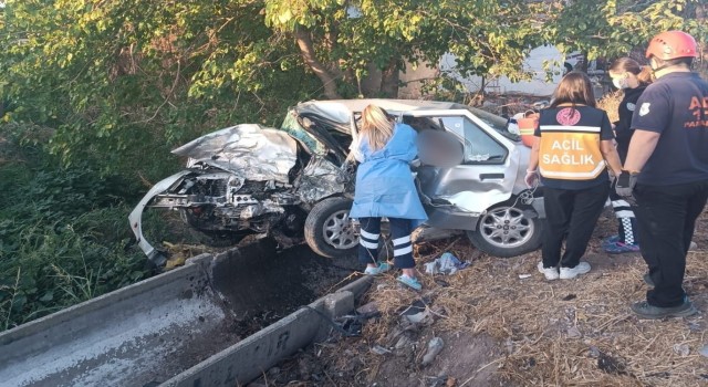 Foçada trafik kazası: 1 ölü, 1 yaralı