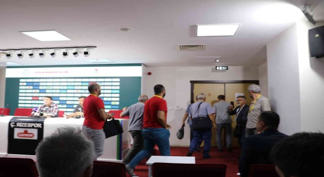 Gazeteciler Bayram Bektaşı protesto ederek salondan ayrıldı