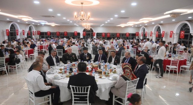 Gazi ve şehit yakınlarına onur yemeği