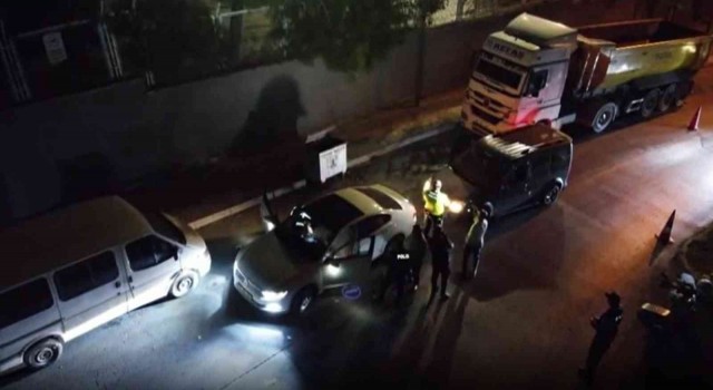 Gaziantepte araçlar didik didik arandı, sürücüler sorgulandı