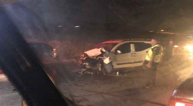 Gaziantepte ticari araç ile otomobil kafa kafaya çarpıştı: 8 yaralı