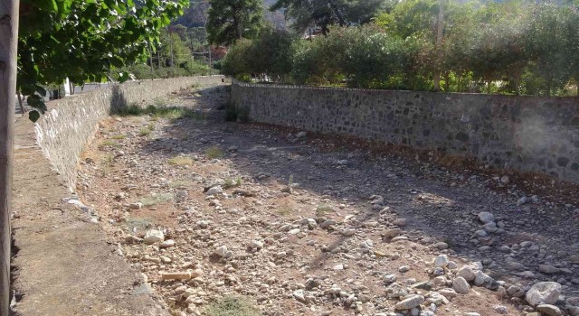 Geçtiğimiz kış selin vurduğu İçmeler Mahallesi sakinleri dere yatakları temizlensin istiyor