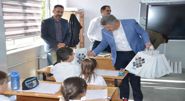 Gediz Belediyesinden öğrencilere hediye