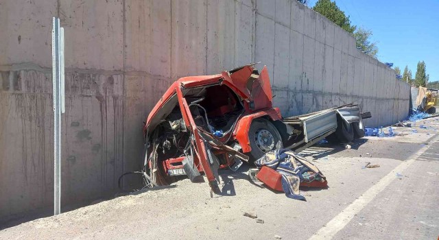 Gedizde 3 aracın karıştığı trafik kazasında 2 kişi yaralandı