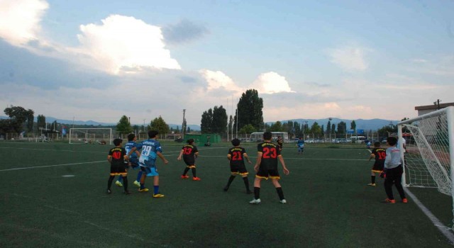 Gedizde Büyük Zaferin 100. Yılında yüzme yarışması ve futbol turnuvası düzenlendi