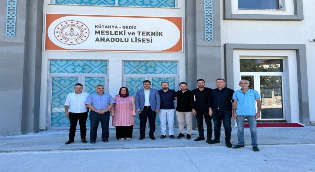 Gedizde “Minik Ayaklar Üşümesin, Veren El Alan Eli Görmesin” sosyal sorumluluk projesi