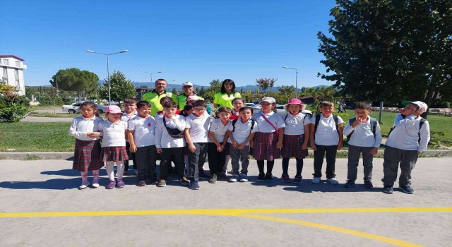 Gedizde okul servis araçları sürücülerine ve öğrencilere trafik eğitimi verildi