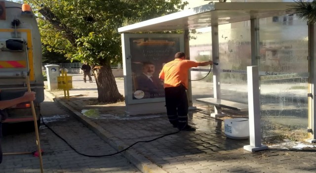 Gedizde otobüs durakları temizlendi