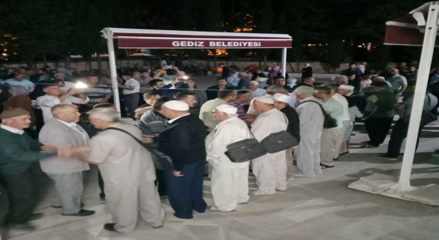 Gedizde umreciler dualarla uğurlandı