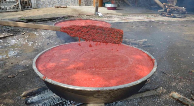 Geleneksel yöntemlerle salça yapımı