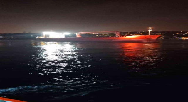 Gemi demir attı, İstanbul Boğazı gemi trafiğine kapatıldı