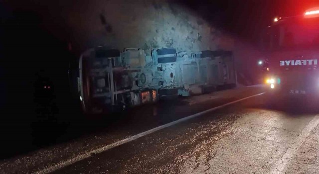 Gercüşte asfalt yüklü tır devrildi: 2 yaralı