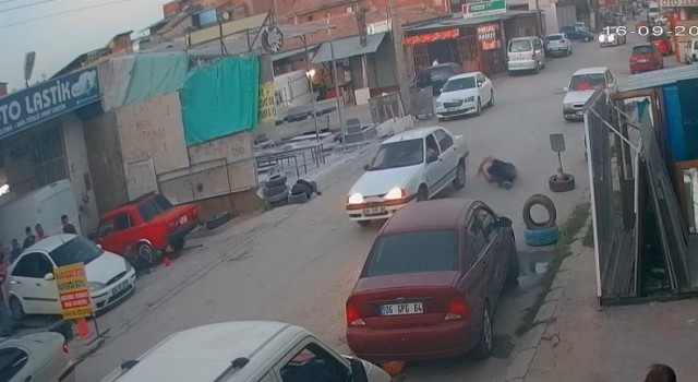 Geri manevra yapan otomobil yayaya çarptı