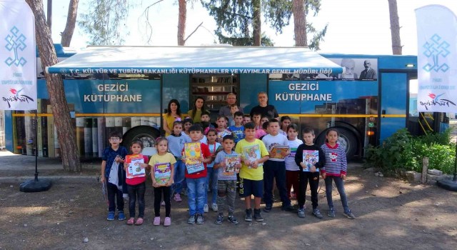 Gezici kütüphane köy okulunda öğrencilerle buluştu