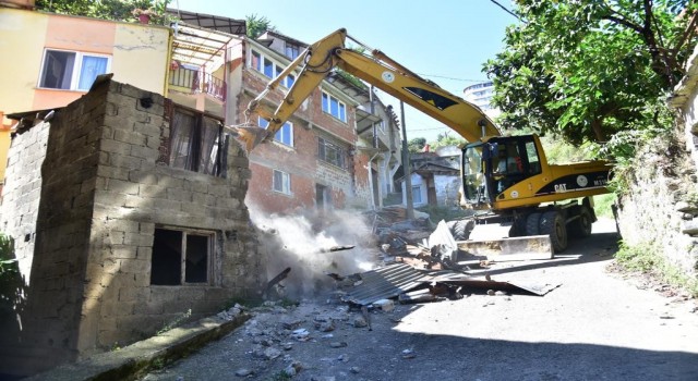 Giresunda metruk binalar yıkılıyor