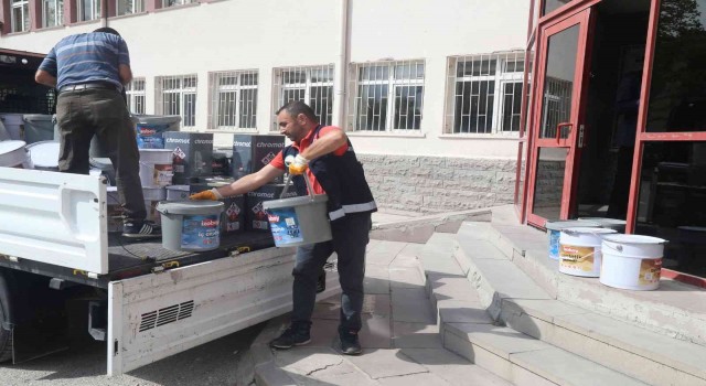 Gölbaşı Belediyesinden okullara boya desteği