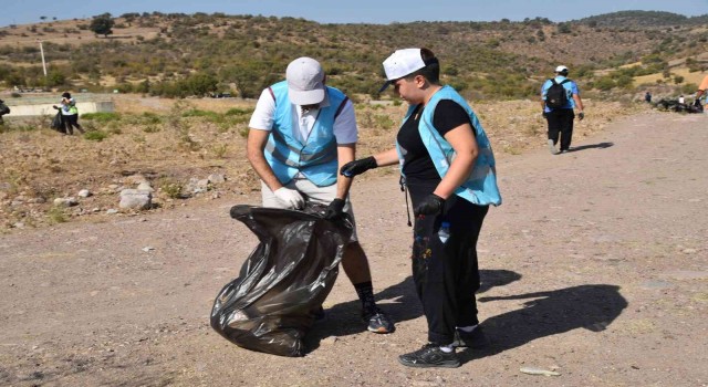 Gönüllü çevreciler Bağyolu göleti çevresini temizledi