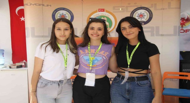 Gönüllü öğrenciler, Terör şubeden öğrendiklerini fuar standında anlatıyor