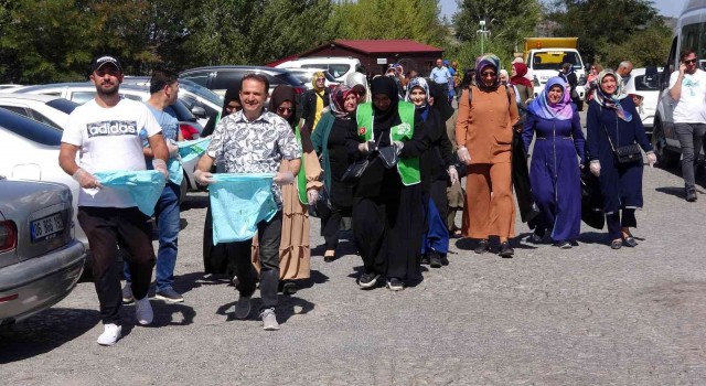 Gönüllüler, Türkiyenin ilk milli parkında temizlik yaptı