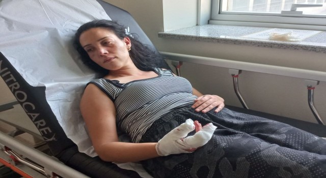 Gözü dönen koca eşini feci şekilde darp edip, bıçakla parmağını kesmeye çalıştı