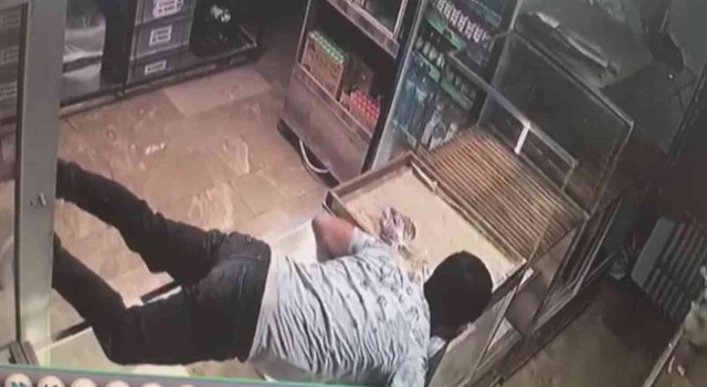 Güçlükle ulaştığı sadaka kutusunu böyle çaldı