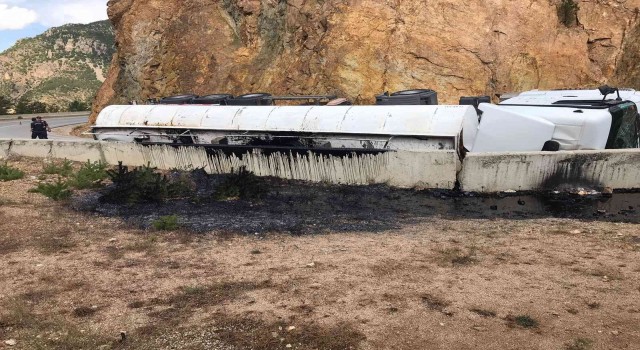 Gümüşhanede virajı alamayan bitüm yüklü asfalt tankeri yan yattı: 1 yaralı