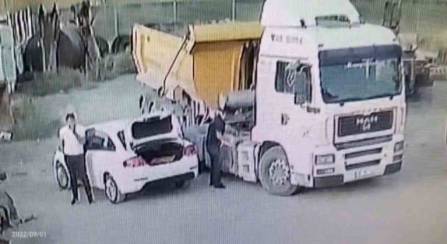 Güpegündüz tırdan mazot hırsızlığı kameraya yansıdı