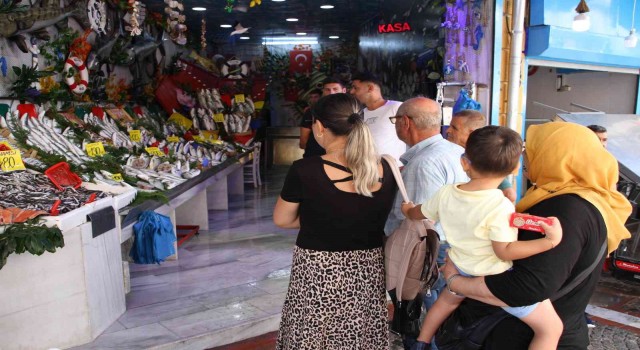 Gurbetçi vatandaş, sezonun ilk balığını Edirnede yedi