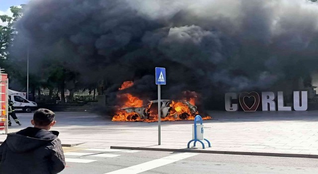 Haciz gelen arabasını benzin döküp yaktı