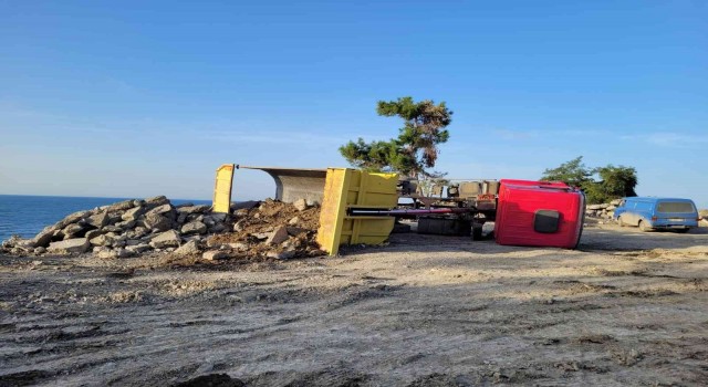 Hafriyat boşaltan kamyon devrildi, sürücü yaralandı