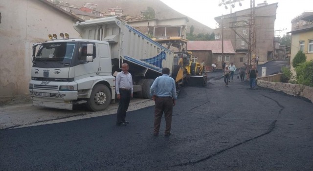 Hakkaride asfalt ve parke taşı çalışmaları devam ediyor