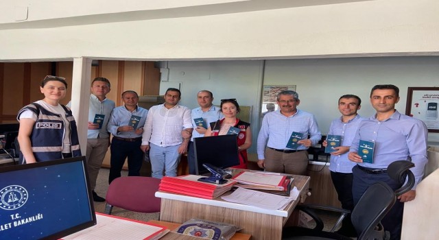 Hakkaride “Kadına El Kalkamaz” sloganıyla bilgilendirme