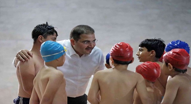 Haliliyede 3 bin 400 genç yüzme öğreniyor