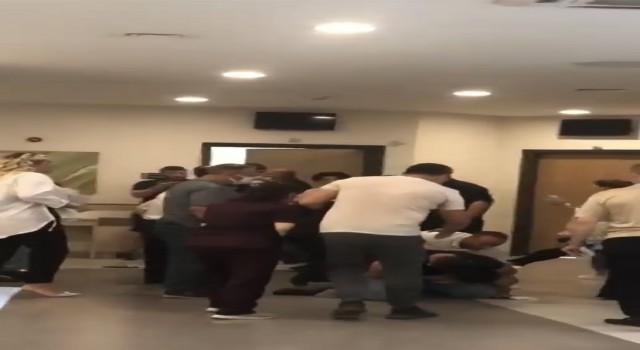 Hastanede hastalar arasında sıra kavgası kamerada
