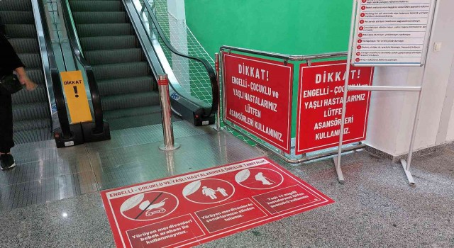 Hastanede yürüyen merdivenlerde düşen 2 kadın yaralandı