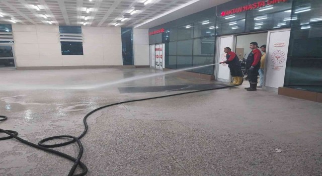 Hastanenin bahçesi yıkanarak dezenfekte edildi