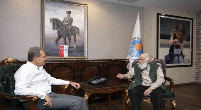 Hat ustası Çalışkan, Son Nokta eserini Başkan Seçere hediye etti