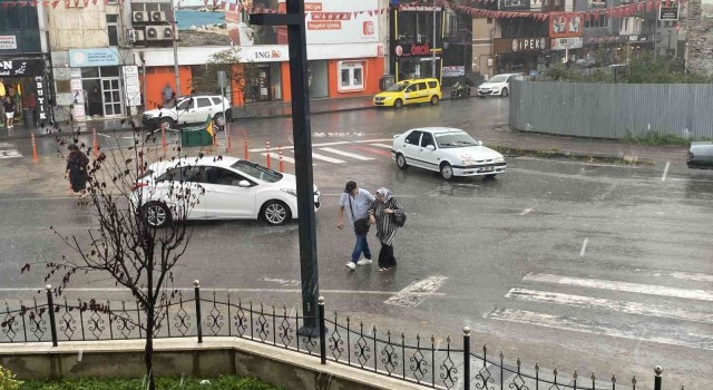 Hava sıcaklıkları düştü, yağmur hayatı olumsuz etkiledi