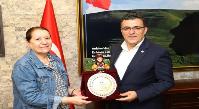Hayırsever Saadet Kızılyardan yüzlerce öğrenciye kırtasiye yardımı