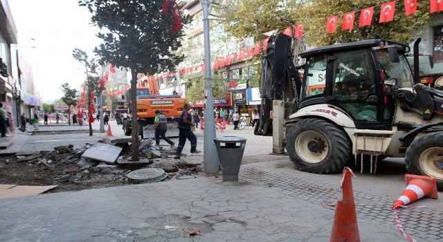 Her gün binlerce kişinin geçtiği o caddede hummalı çalışma