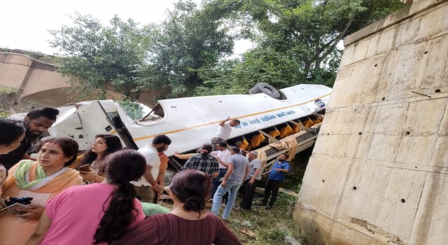 Hindistanda otobüs nehre düştü: 7 ölü, 22 yaralı