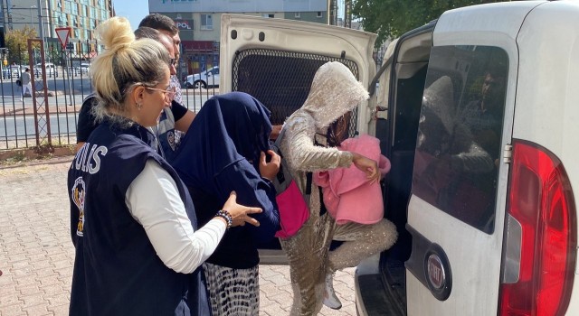 Hırsızlık suçundan aranan kadın çatıdaki özel bölmede yakalandı