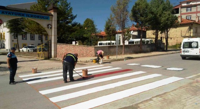 Hisarcıkta yaya geçidi çizgileri yenileniyor