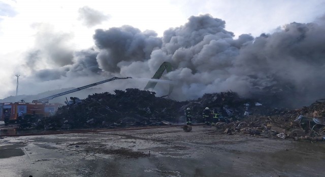 Hurdalıkta çıkan yangın 5 buçuk saattir devam ediyor