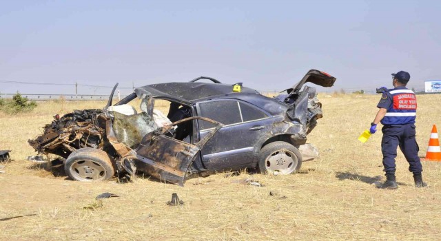 Hurdaya dönen otomobildeki 4 kişi yaralandı