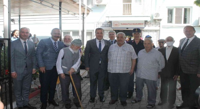 Huzurevi sakinleri halk müziği konseriyle coştu