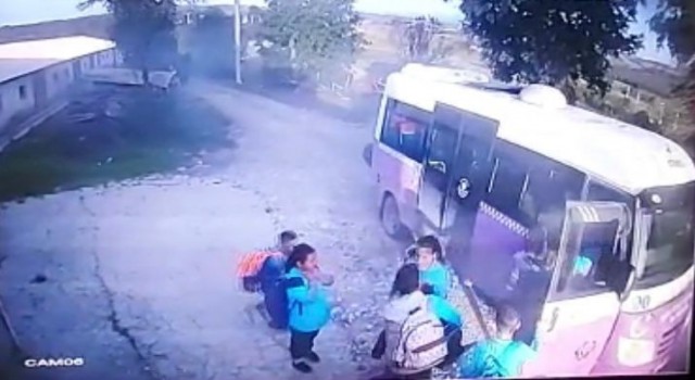 İçi öğrenci dolu servis alev aldı: Panik anları kamerada
