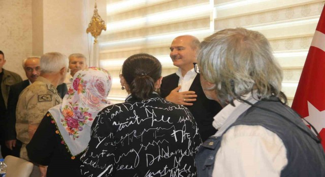 İçişleri Bakanı Soylu, Diyarbakırda evlat nöbeti tutan ailelerle bir araya geldi
