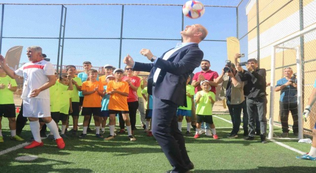 İçişleri Bakanı Soylu, Mardinde çocuklarla bir araya gelerek top sekterdi